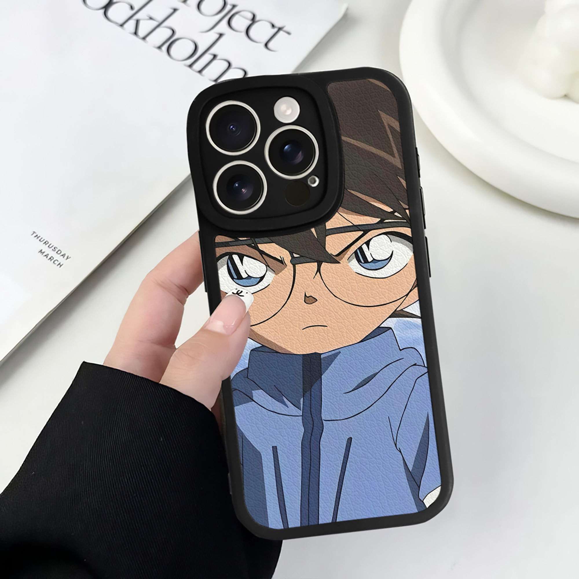 （画像用） 名探偵コナン Detective Conan 【iPhone 16シリーズ対応】シリコンスマホケース（レザー調） 材質：シリコン